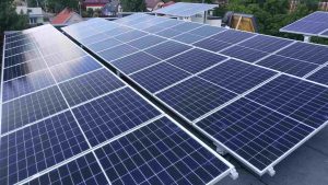 Panele fotowoltaiczne na dachu budynku Kraków