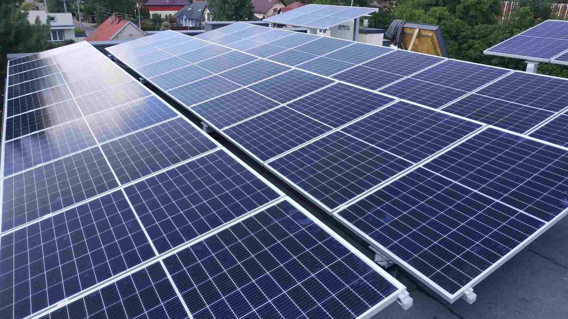 Panele fotowoltaiczne na dachu budynku Kraków