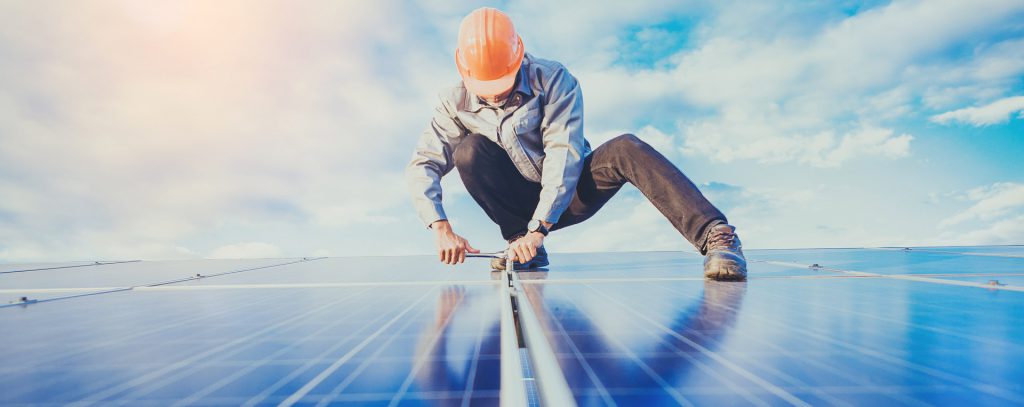 Skomat Fotowoltaika Kraków monter instalacji fotowoltaicznej na dachu