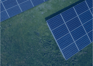 Panele fotowoltaiczne na polu w gospodarstwie