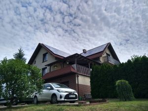 Instalacja fotowoltaiczna na dachu domu jednorodzinneego