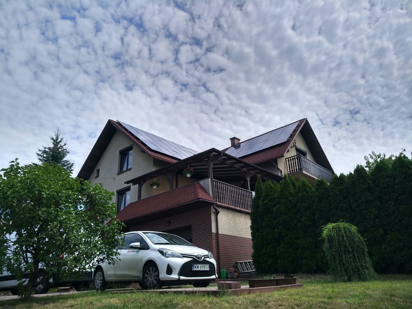 Instalacja fotowoltaiczna na dachu domu jednorodzinneego