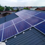 Panele fotowoltaiczne na dachu budynku Kraków