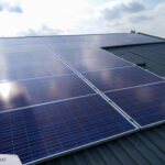 Panele fotowoltaiczne na dachu budynku Kraków