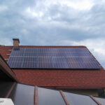 panele fotowoltaiczne na dachu domu w Węgrzcu