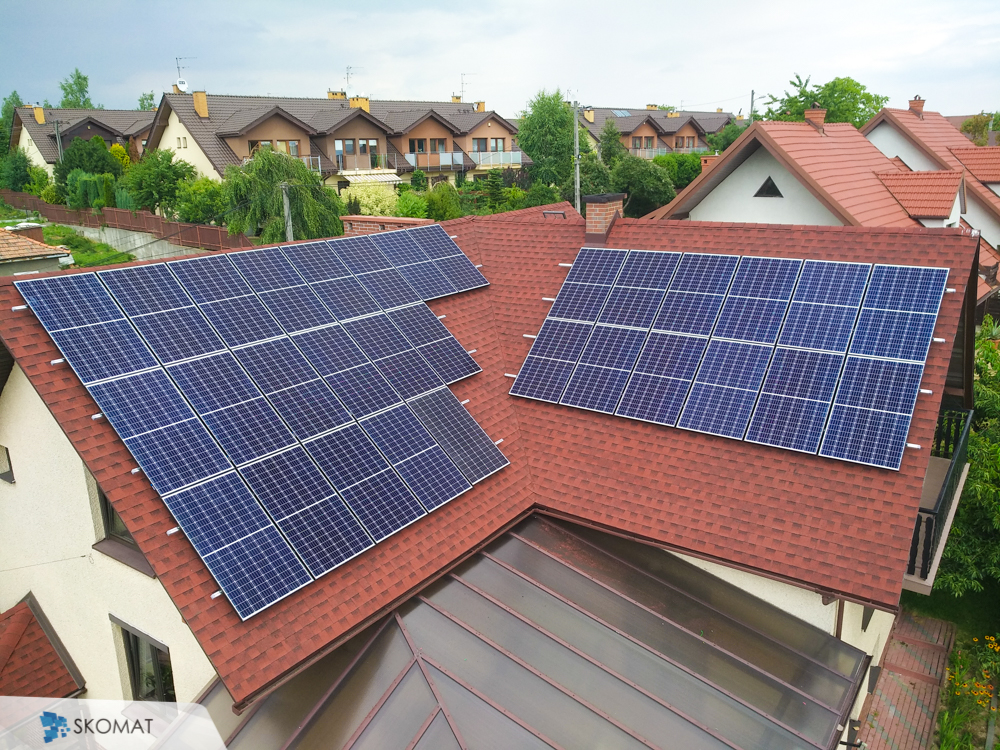 panele fotowoltaiczne na dachu domu w Węgrzcu