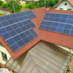 panele fotowoltaiczne na dachu domu w Węgrzcu