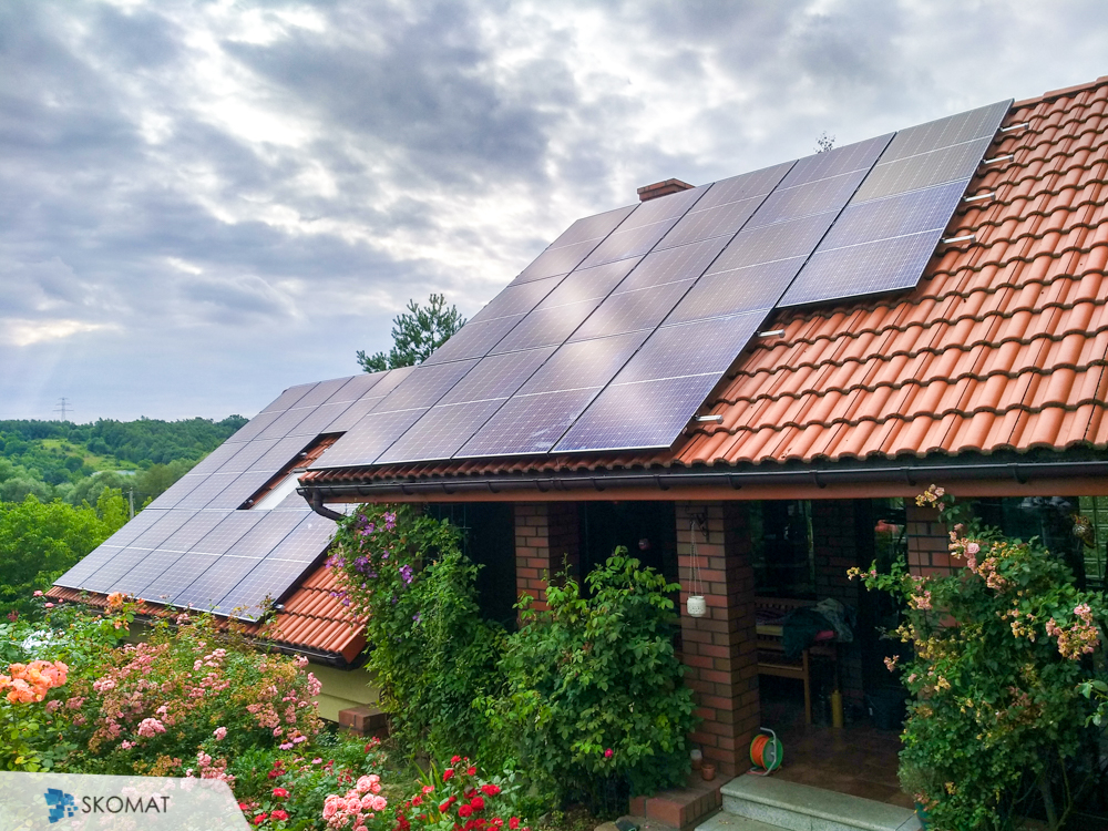 panele fotowoltaiczne na dachu domu w Ksiazniczki