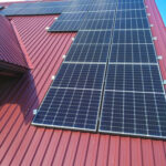 instalacja fotowoltaiczna na dachu domu w Olchowcu