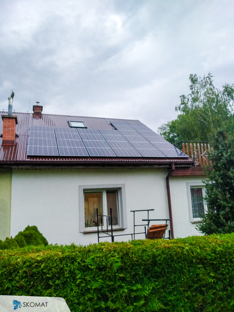 instalacja fotowoltaiczna na dachu domu w Kobylance