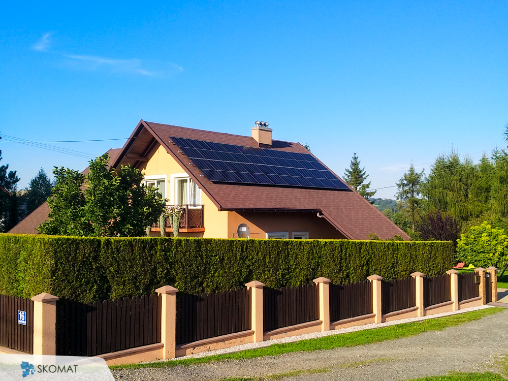 instalacja fotowoltaiczna na dachu domu w Radoczej