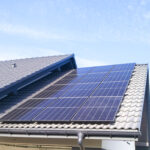 realizacja instalacji fotowoltaiczna na dachu domu w Głogoczów