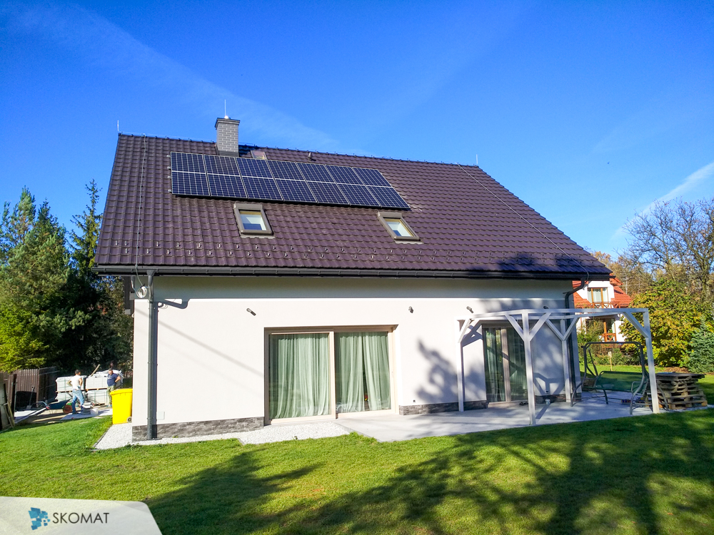 realizacja instalacji fotowoltaiczna na dachu domu jednorodzonego w Tenczynku