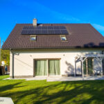 realizacja instalacji fotowoltaiczna na dachu domu jednorodzonego w Tenczynku