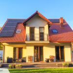 realizacja instalacji fotowoltaiczna na dachu domu jednorodzonego w Mielecu