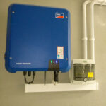 instalacji fotowoltaiczna na dachu domu jednorodzonego w Wegrzcu