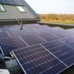 instalacji fotowoltaiczna na dachu domu jednorodzonego w Wegrzcu