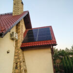 instalacji fotowoltaiczna na dachu domu jednorodzonego w Wegrzcu