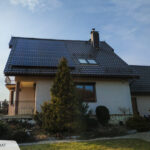 Fotowoltaika Wysoka instalacja na dachu domu jednorodzinnego