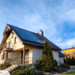 Fotowoltaika Wysoka instalacja na dachu domu jednorodzinnego