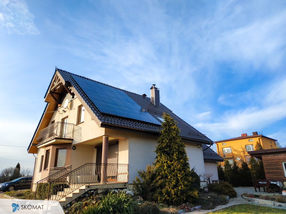 Fotowoltaika Wysoka instalacja na dachu domu jednorodzinnego