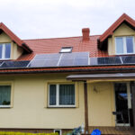 instalacja fotowoltaicznej w Korzucach małych na dachu domu jednorodzinnego