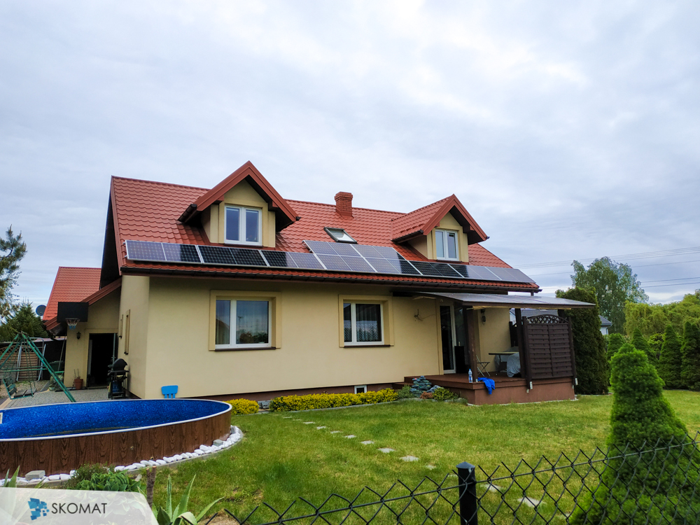 instalacja fotowoltaicznej w Korzucach małych na dachu domu jednorodzinnego