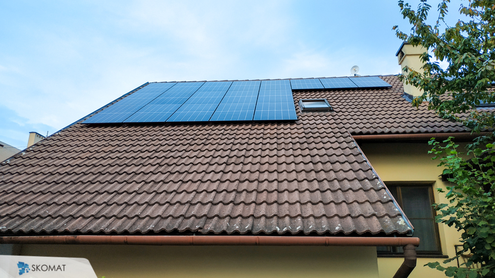 Instalacja fotowoltaiczna na dachu domu jednordzinnego w krakowie