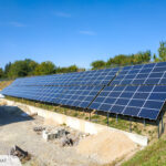 Panele fotowoltaiczne na zboczu obok nieruchomości realizacja Tarnów