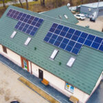 Realizacja instalacji na dachu domu w krakowie. Widok z drona