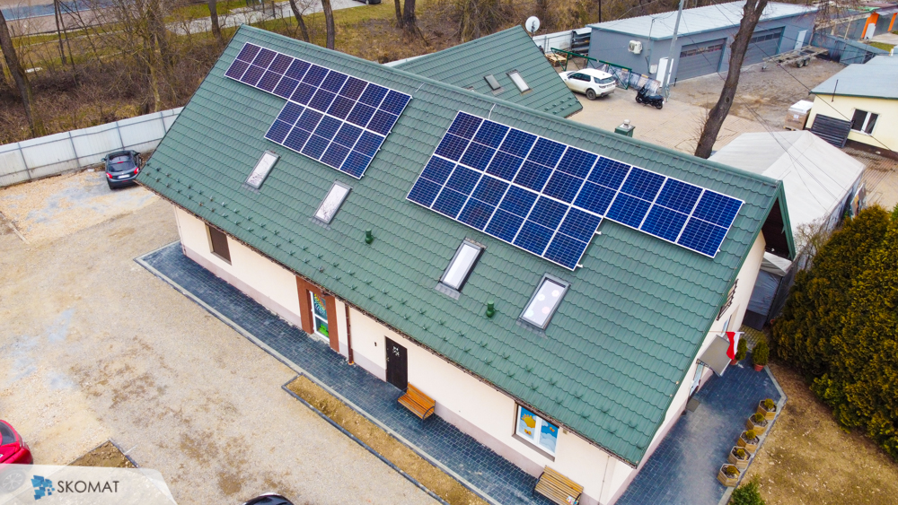 Realizacja instalacji na dachu domu w krakowie. Widok z drona