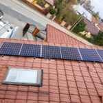 Montaż instalacji fotowoltaicznej na dachu domu w Brzesku