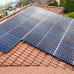 Montaż instalacji fotowoltaicznej na dachu domu w Brzesku