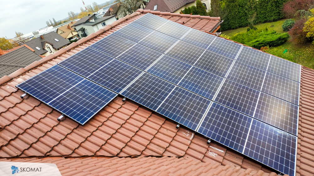 Montaż instalacji fotowoltaicznej na dachu domu w Brzesku