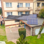 Instalacja fotowoltaiczna na dachu garażu domu jednorodzinnego