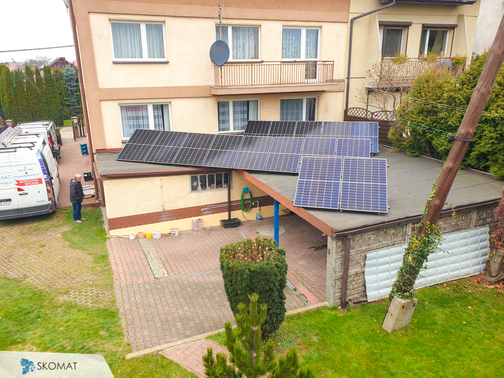 Instalacja fotowoltaiczna na dachu garażu domu jednorodzinnego