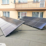 Instalacja fotowoltaiczna na dachu garażu domu jednorodzinnego