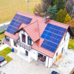 instalacja sloneczna na dachu domu jednorodzinnego w Krakowie