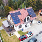 instalacja sloneczna na dachu domu jednorodzinnego w Krakowie