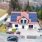 instalacja sloneczna na dachu domu jednorodzinnego w Krakowie