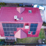 Realizacja instalacji fotowoltaicznej na dachach domów w miejscowości Wegrzce