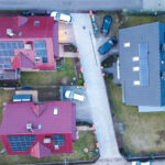 Panele fotowoltaiczne na dachach domów realizacja Wegrzce