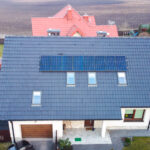 Realizacja instalacji fotowoltaicznej na dachach domów w miejscowości Wegrzce