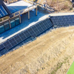 Fotowoltaika na skarpie przy domu jednorodzinnym