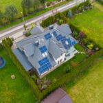 instalacja fotowoltaiczna na dachu budynku jednorodzinnego