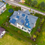 instalacja fotowoltaiczna na dachu budynku jednorodzinnego
