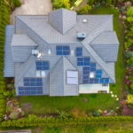 instalacja fotowoltaiczna Kraków na dachu budynku jednorodzinnego z góry na dach