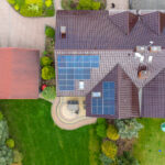 Panele fotowoltaiczne na dachu domu jednorodzinnego