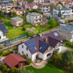 Panele fotowoltaiczne na dachu domu jednorodzinnego