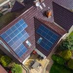 instalacja fotowoltaiczna na dachu budynku jednorodzinnego